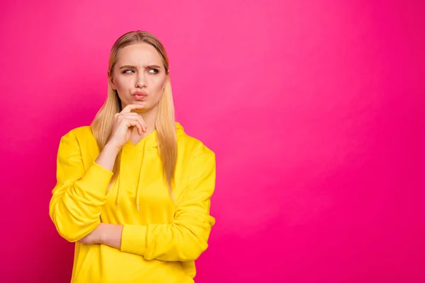 Foto av Pretty Lady tveksamt ser tomt utrymme slitage gul hoodie Pullover isolerad rosa bakgrund — Stockfoto