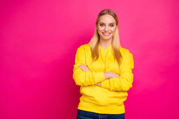 Foto av Amazing Lady med korsade armar slitage gul hoodie Pullover isolerad rosa bakgrund — Stockfoto