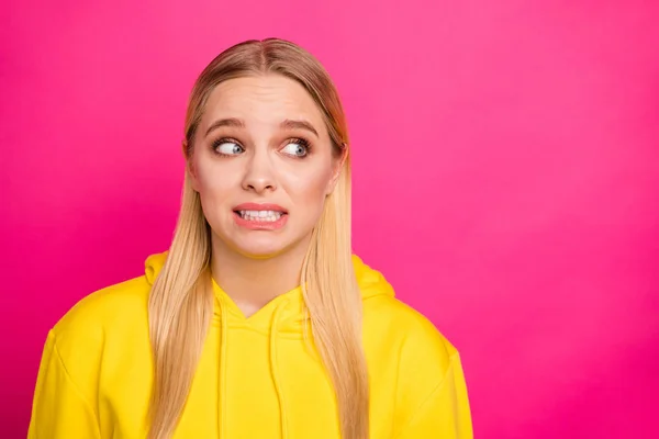 Foto de cerca de la señora bonita sentirse culpable usar sudadera con capucha amarilla suéter aislado fondo rosa —  Fotos de Stock