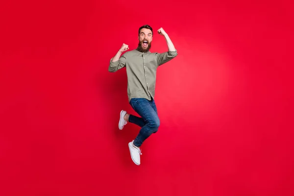 Full längd kropp foto av galen kille njuter av hans befordran på jobbet medan isolerade med röd bakgrund — Stockfoto