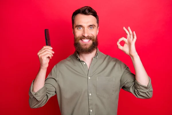 Foto di uomo che cerca di vendere spazzola per capelli è stato recentemente dotato mentre isolato con sfondo rosso — Foto Stock