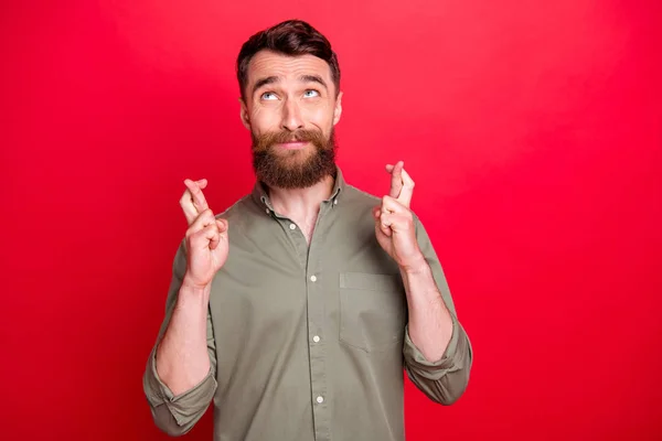 Foto do homem cansado de esperar por algo desconhecido esperando por melhor enquanto isolado com fundo vermelho — Fotografia de Stock