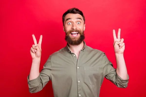 Foto de hombre guapo que muestra doble v-signo de paz con su rostro expresando satisfacción mientras se aísla con fondo rojo — Foto de Stock