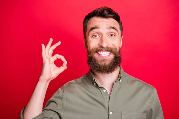 Foto del hombre satisfecho con lo que ha comprado hace unos días mientras estaba aislado con fondo rojo —  Fotos de Stock