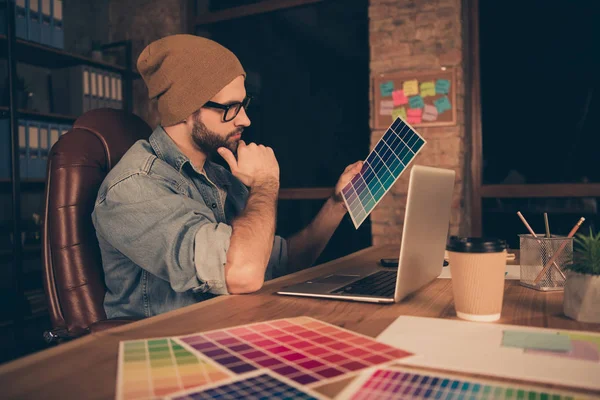 Foto di broody premuroso considerando web designer cercando di ricordare quello che dei seguenti colori è assente in arcobaleno — Foto Stock