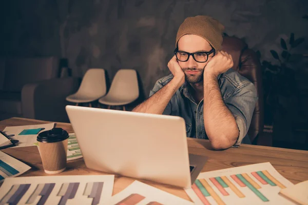 Foto av lärande på kvällen tid Guy lärande tråkig tentamen uppgifter bära casual outfit liggande på bordet — Stockfoto