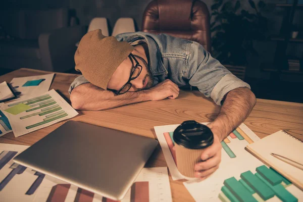 Foto av arbete på Dark Time Boss Guy somnade varm kaffe dryck inte hjälper bära casual outfit liggande på bordet — Stockfoto