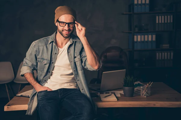 Foto de trabajar en la noche jefe chico usar traje casual sentado en la mesa en la oficina moderna — Foto de Stock