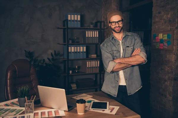 Foto de trabajar en la oscuridad jefe chico usar traje casual de pie cerca de la mesa — Foto de Stock