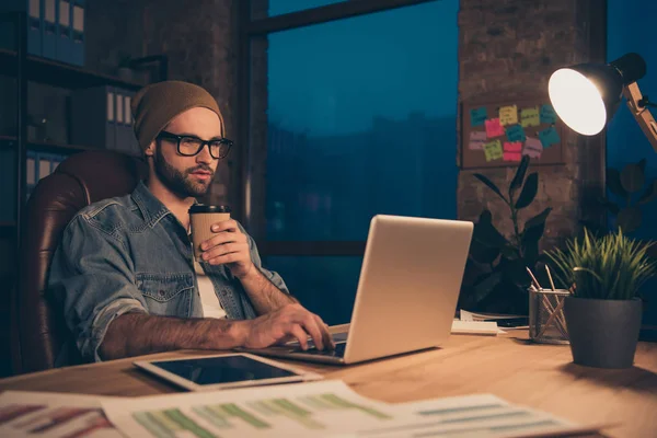 Foto de cara confiante trabalhando até tarde da noite analisando colegas e-mail vestido com roupa casual sentar escritório moderno — Fotografia de Stock