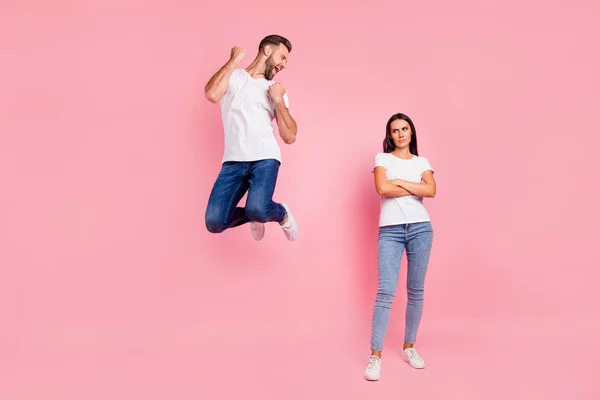 Körpergröße in voller Länge Foto von zwei Modell Menschen von beiläufigen Frau fühlen sich beleidigt mit den Händen gefalteten Armen mit ihrem Kerl tragen Jeans weißes T-Shirt Verhalten isoliert mit pastellfarbenem Hintergrund gekreuzt — Stockfoto