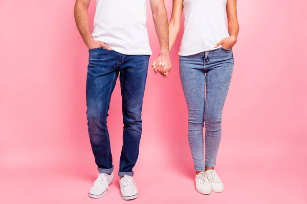 Foto ritagliata di coppia di sposi che camminano mano nella mano mentre isolati con sfondo pastello — Foto Stock