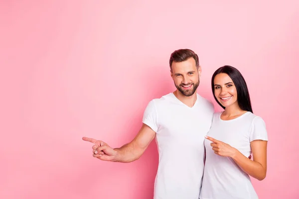 Porträtt av hans he henne hon två fina attraktiva vackra charmiga innehåll glada glada makar pekar pekfingret undan AD isolerad över rosa pastell bakgrund — Stockfoto