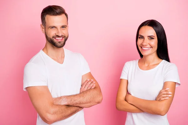 Portret van zijn hij haar ze twee mooie aantrekkelijke mooie vrolijke vrolijke echt genoten gevouwen armen idyllische harmonie match geïsoleerd over roze pastel achtergrond — Stockfoto