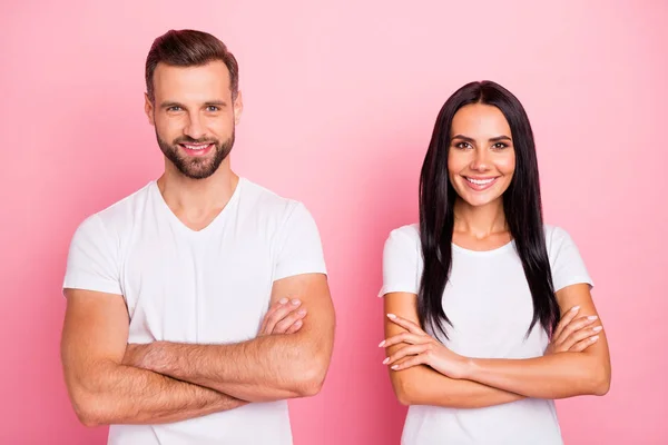 Portret van zijn hij haar ze twee mooi uitziende aantrekkelijke mooie charmante schattige vrolijke vrolijke inhoud echt genoten gevouwen armen geïsoleerd over roze pastel achtergrond — Stockfoto