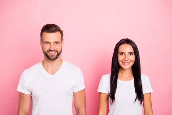 Portret van zijn hij haar ze twee mooi uitziende aantrekkelijke mooie charmante schattige Winsome vrolijke vrolijke persoon geïsoleerd over roze pastel achtergrond — Stockfoto