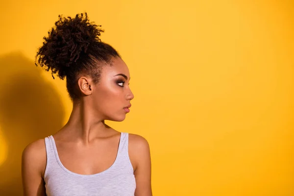 Close-up zijprofiel foto mooi ze haar donkere huid Lady weekend vakantie zomer Street look niet glimlachend attent luisteren geconcentreerd slijtage casual Tank Top geïsoleerde levendige gele achtergrond — Stockfoto