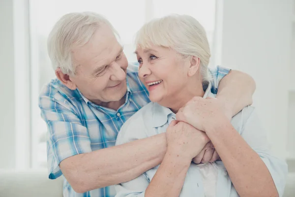 Foto de duas pessoas muito idosas par abraçando porquinho de volta família retrato sentimentos confortável apartamento dentro de casa — Fotografia de Stock