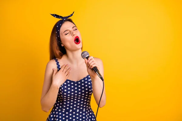 Porträtt av henne hon trevlig attraktiv flickaktiga glad glada positiva glad Straight-haired Lady innehav i händerna MIC sjunger nya coola populära spår isolerade på ljusa levande glans gul bakgrund — Stockfoto