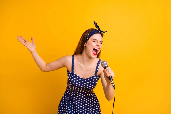 Retrato de ella ella agradable atractiva encantadora adorable niña alegre alegre de pelo recto dama sosteniendo en las manos mic cantar nueva pista popular aislado en brillante brillante brillante brillante fondo amarillo —  Fotos de Stock