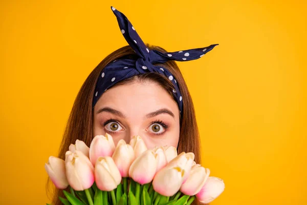 Recortado retrato de cerca de ella ella agradable atractiva encantadora divertida chica de pelo recto florista escondido detrás de floret rosa fresco aislado sobre brillante brillante brillante fondo amarillo —  Fotos de Stock