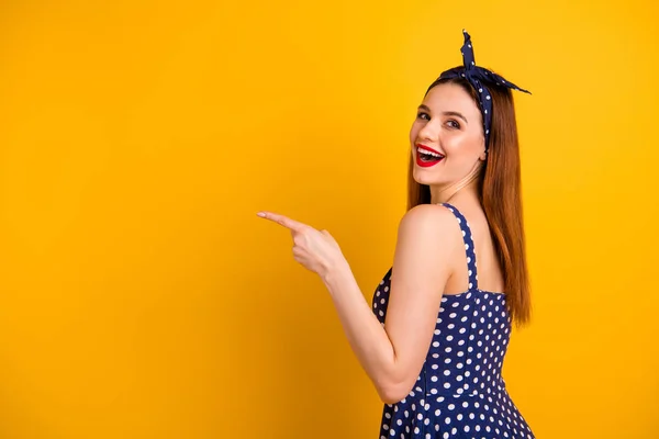 Foto de bela senhora foxy lábios vermelhos indicam preços sexta-feira preto desgaste vestido pontilhado headband isolado fundo amarelo brilhante — Fotografia de Stock