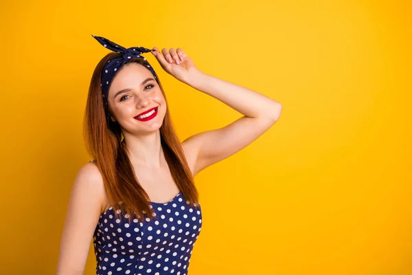 Foto di bella signora rossetto rosso fissare l'usura dei capelli casuale punteggiato serbatoio-top vestito fascia isolato vivido sfondo giallo — Foto Stock