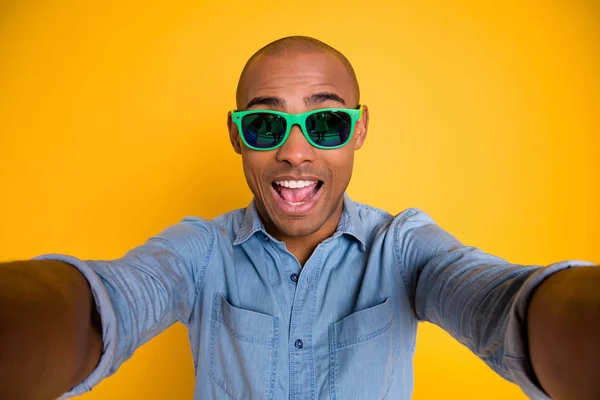 Close up foto de estudante adorável alegre rindo gritando sentir conteúdo fazer foto isolada sobre fundo amarelo — Fotografia de Stock