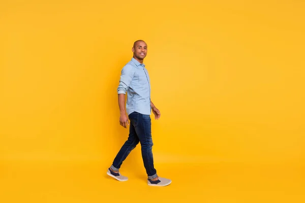 Foto de comprimento total de homem bonito tem calçadão mover o tempo livre isolado sobre fundo amarelo — Fotografia de Stock