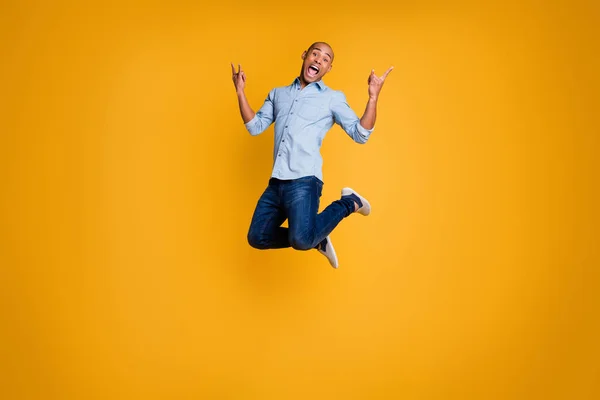 Porträtt av barnslig lekfull ungdom har ledig tid semester skrika dum isolerad över gul bakgrund — Stockfoto