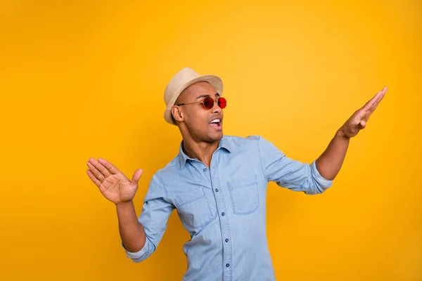 Retrato de juguetonas manos milenarias infantiles de palma tienen gafas de gafas aisladas sobre fondo amarillo — Foto de Stock