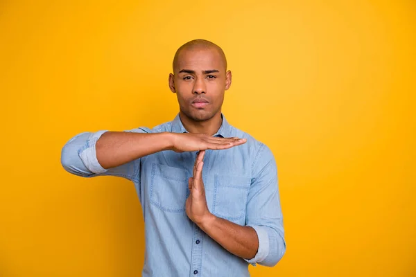 Retrato de elegante pessoa focada na moda usar jeans camisa jeans isolado sobre fundo amarelo — Fotografia de Stock