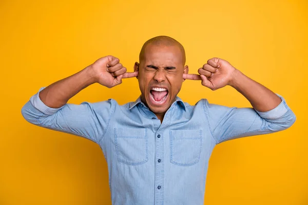 Closeup foto retrato de irritado irritado com boca aberta cara careca fechando orelhas com dedos indicador isolado bacground vívido — Fotografia de Stock