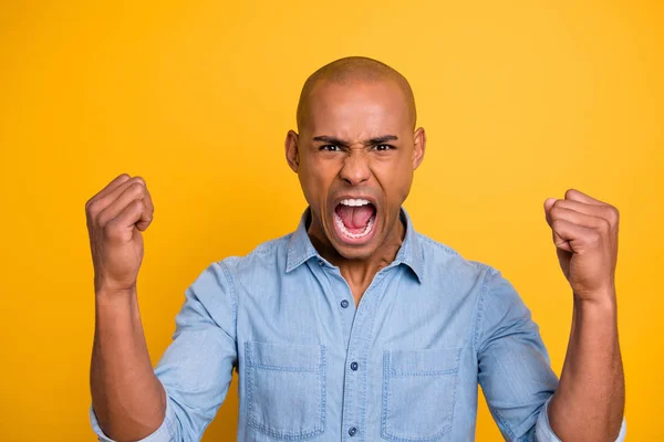Nahaufnahme Fotoporträt von wütenden Angst erschreckend mit geöffnetem Mund Kerl mit schlechter Laune Tag isoliert hellen Hintergrund — Stockfoto