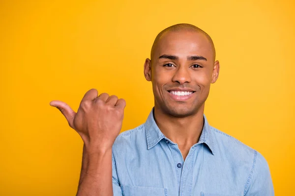 Närbild foto porträtt skott headshot av stilig attraktiv trevlig glad optimistisk tusenåriga gest att kopiera tomt tomt utrymme nära axeln isolerad ljus bakgrund — Stockfoto