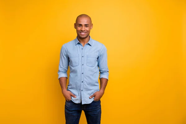 Porträt eines hübschen Kerls fühlen sich glücklich Hände Handflächen Taschen isoliert über gelbem Hintergrund — Stockfoto