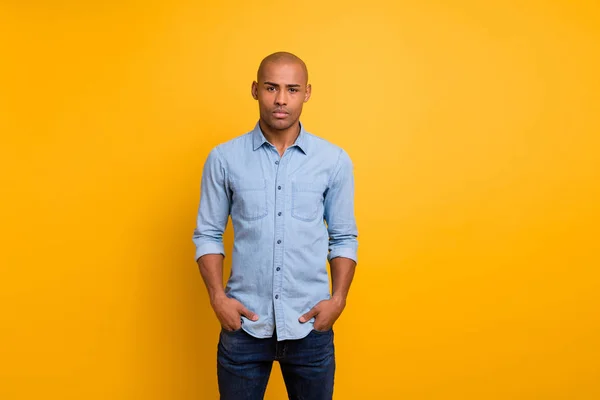 Retrato de buen chico manos bolsillos mirada aislada sobre fondo amarillo — Foto de Stock