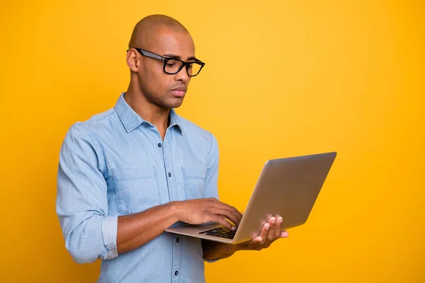 Zdjęcie z ciemnej skóry biznes człowiek nie uśmiechnięty mężczyzna na białym tle notebook nosić okulary spodnie tło ładny żółty — Zdjęcie stockowe