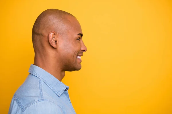 Perfil foto de pele escura macho aparência atraente branco dentes perfeitos usar jeans camisa jeans isolado fundo amarelo brilhante — Fotografia de Stock