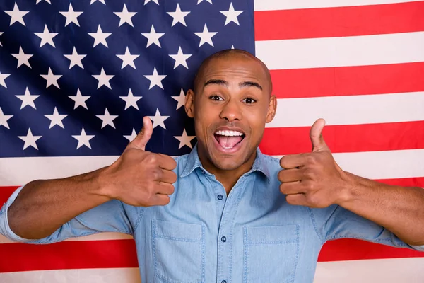 Portrait of funny funky youth advertise great good national vacation immigration have fun wear denim jeans shirt isolated over us flag — Stock Photo, Image