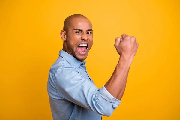 Фотографія профілю темної шкіри хлопця, який піднімає руки, кричить голосно успіх досягти стартап-носіння джинсів джинсової сорочки ізольовані яскраво-жовтий фон — стокове фото