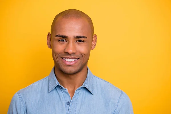 Nahaufnahme Foto von toothy dunkle Haut Macho positive Stimmung tragen Jeans Jeanshemd isoliert hell gelb Hintergrund — Stockfoto