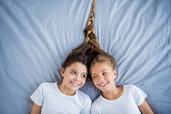 사랑스러운 아이들의 사진 위의 상단은 긍정적 인 쾌활한 모습이 주말 거짓말 침실 침대 방 실내 — 스톡 사진