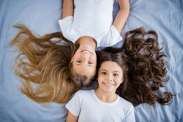 Top acima foto de crianças atraentes sentir conteúdo satisfeito cama cama quarto dentro de casa — Fotografia de Stock