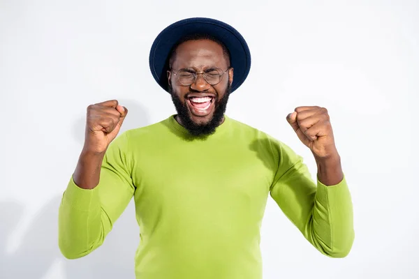 Retrato de cara alegre fechando os olhos levantando punhos gritando hooray ter óculos óculos isolados sobre fundo branco — Fotografia de Stock