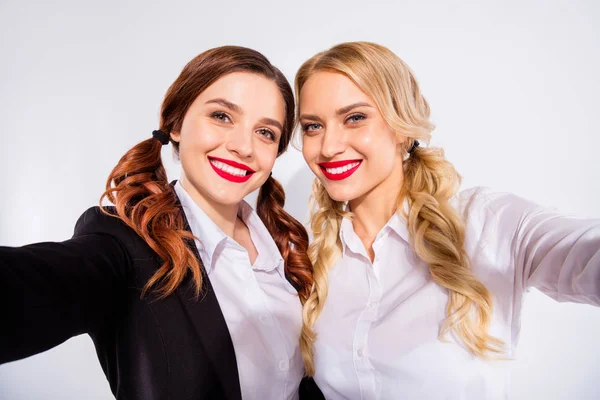 Foto van twee klasgenoten dames maken selfies terwijl koffiepauze slijtage kostuums geïsoleerd witte achtergrond — Stockfoto