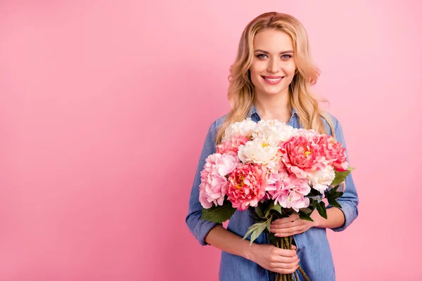 Retrato de ella ella atractiva atractiva hermosa dulce hermosa bonita alegre alegre chica de pelo ondulado sosteniendo en las manos flores aisladas sobre el fondo de pastel rosa — Foto de Stock