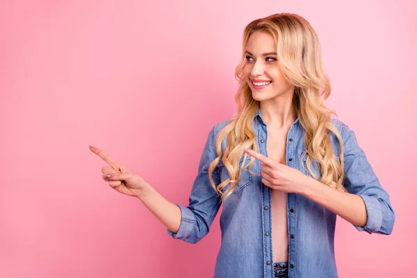 Retrato de ella ella atractiva hermosa hermosa hermosa confiada alegre alegre alegre chica de pelo ondulado señalando dos precursores a un lado anuncio de anuncios aislado sobre fondo pastel rosa — Foto de Stock