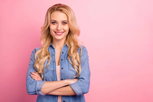 Portrait of her she nice-looking attractive lovely lovable winsome shine content cheerful cheery wavy-haired girl folded arms isolated over pink pastel background — Stock Photo, Image