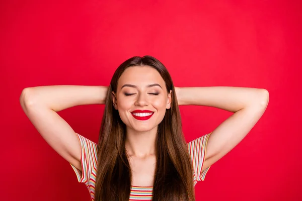 Primeros planos foto de bastante agradable feliz adolescente dama tener mejor recreación solo sosteniendo las manos detrás de la cabeza cerrando los ojos fondo vívido aislado — Foto de Stock